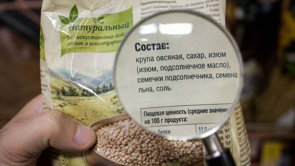 Чтение состава продукта с надписью натуральный